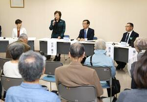 三淵嘉子さんが少年審判に臨む姿勢について語る石井葉子さん(左から2人目)=新潟市中央区