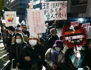 　首相官邸前で高市首相の「存立危機事態」発言に抗議する人々＝２１日夜、東京・永田町