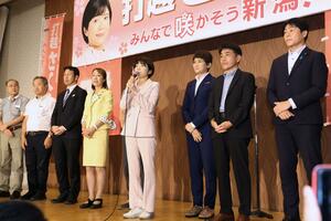 当選のあいさつをする打越さく良氏(左から3人目)と、選挙戦を支えた5人の立憲民主党の衆院議員=20日、新潟市中央区