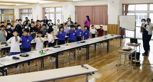 地元の金山について理解を深めた相川小の児童たち=佐渡市相川下戸村