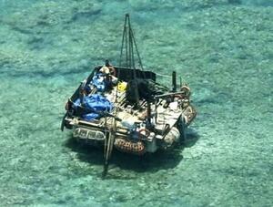 南シナ海スカボロー礁で確認された構造物(フィリピン沿岸警備隊提供・共同)