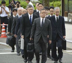 　特別監察のため佐賀県警本部に入る警察庁の幹部ら＝２０２５年１０月