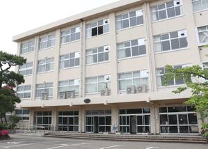 校舎内に併設型の県立中学校が開校する柏崎高校=柏崎市学校町