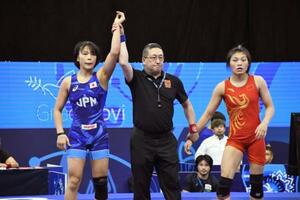 女子57キロ級で初戦の2回戦で勝利した藤波朱理(左)=ノビサド(共同)