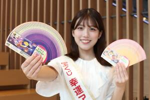 ハロウィンジャンボ宝くじをPRする幸運アンバサダーの松永鈴帆さん=新潟日報メディアシップ