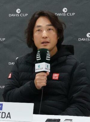 男子テニスのデビス杯予選1回戦を前に、記者会見で意気込みを語る日本代表の添田豪監督=4日、有明コロシアム