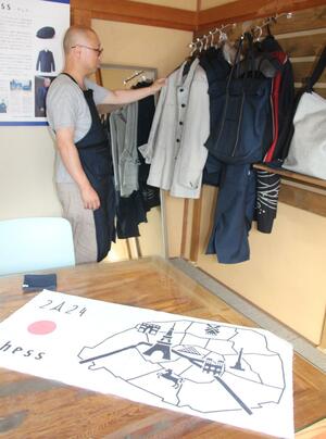 亀紺屋が事務所内に設けた店舗。「オール新潟」のこだわり品が並ぶ=新潟市中央区関南町