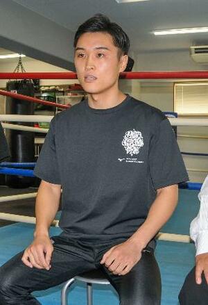 現役続行を表明するIBFバンタム級前王者の西田凌佑=19日、大阪市住吉区