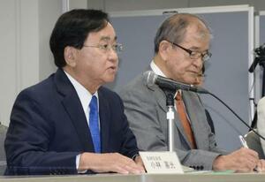 KK運営会議の議長と面会する東京電力の小林喜光会長(左)=14日午後、東京都千代田区