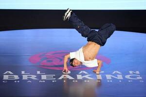 　男子決勝　技を繰り出す半井重幸＝代々木第二体育館