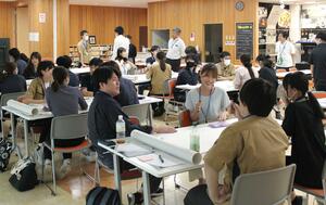 燕市と弥彦村にある4社の新入社員が合同で研修した交流会=燕市小関