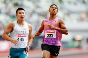 男子100メートル予選で敗退したサニブラウン・ハキーム。左は桐生祥秀=国立競技場