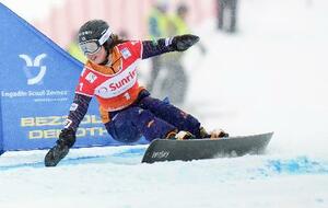 　女子パラレル大回転準々決勝　滑走する三木つばき＝シュクオル（共同）