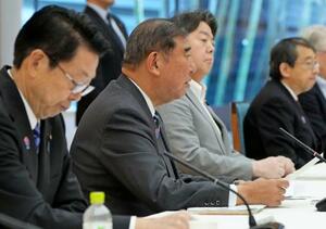 GX実行会議であいさつする石破首相(左から2人目)=26日午前、首相官邸