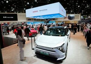 「北京国際モーターショー」のホンダのブースで、展示された現地合弁相手のメーカーが主導して開発したEV=24日、北京(共同)
