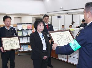 特殊詐欺を未然に防ぎ感謝状を贈られた第四北越銀行小出支店の星野久美子さん＝２７日、魚沼市本町２