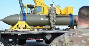 特殊貫通弾(バンカーバスター)GBU57と米兵=2023年5月、米ミズーリ州(米空軍提供・AP=共同)