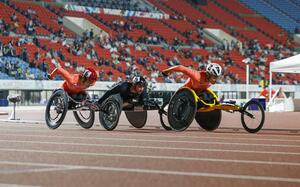 男子5000メートル(車いすT54)決勝 力走する吉田竜太(右)と樋口政幸(左)=神戸ユニバー記念競技場
