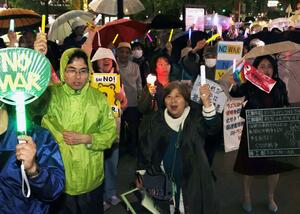  ペンライトを手に憲法改正や戦争反対を訴える市民＝３日、新潟市中央区