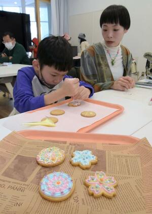 アイシングクッキーに挑戦する小学生＝妙高市朝日町１