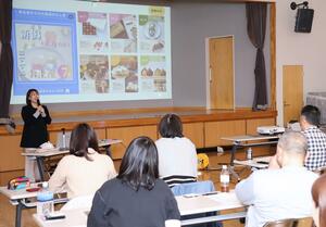 新潟ふしぎさんがインスタグラムを使った観光客への情報発信術を紹介した未来塾＝上越市春日山町３