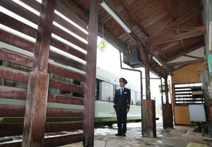 昭和の渋い雰囲気が残る越後岩沢駅の木造駅舎=小千谷市岩沢