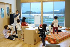 コンフィで遊ぶ子どもたち=新潟市北区太夫浜