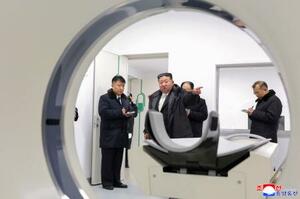 北朝鮮の北西部亀城で完工した病院を視察する金正恩朝鮮労働党総書記(中央)=13日(朝鮮中央通信=共同)