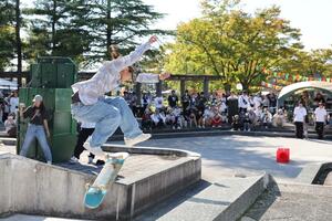子どもたちがスケボーやBMX、ブレイキンなど多彩な都市型スポーツを楽しんだイベント=長岡市学校町1