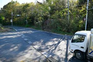 　乗用車とタンクローリーが衝突する事故があった現場付近＝１１日午後、宮城県大崎市