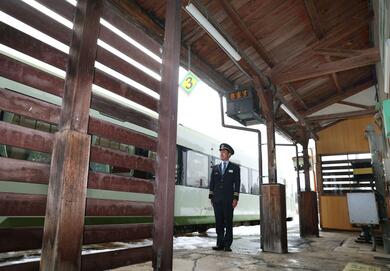 昭和の趣残る木造駅舎、JR飯山線の越後岩沢駅（新潟県小千谷市