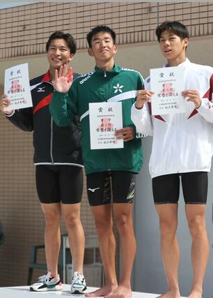 男子200メートル個人メドレーを大会新記録で2連覇した長岡大手の根岸歩夢(中央)=2025年07月20日