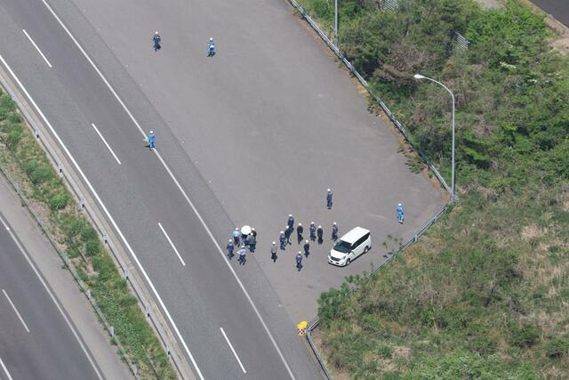 磐越道バス事故の実況見分＝１８日午前９時３０分、福島県郡山市（本社ヘリ）
