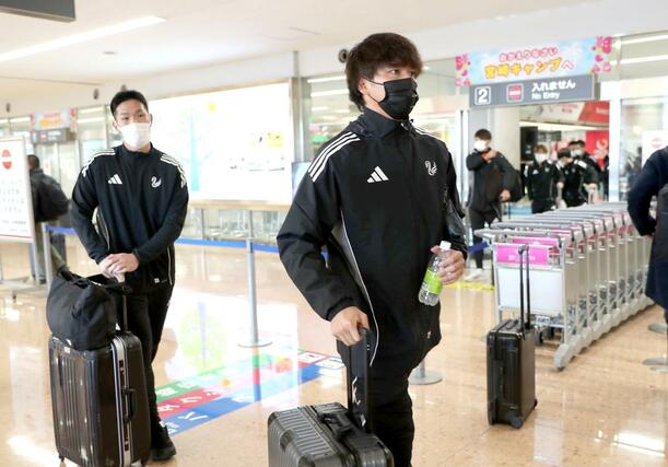 キャンプ地である宮崎県に到着したＪ１アルビレックス新潟の選手ら＝１月１３日、宮崎空港
