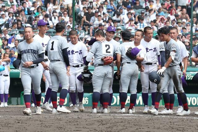 中越－関東第一　試合後、健闘をたたえ合う中越と関東第一（東東京）の選手たち＝甲子園