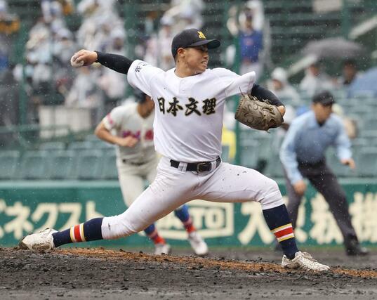 ２番手でマウンドに上がった日本文理の箕浦環太＝２５日、甲子園球場