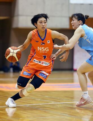 ドライブで切り込むＳＦ久井咲良＝７日、新潟市南区