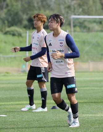 練習するDF舩木翔(右)=聖籠町
