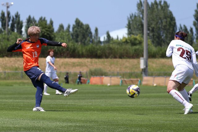 シュートを放つ新加入のMF城和怜奈