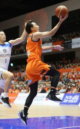 新潟－品川　第４クオーター、五十嵐圭がスチールから速攻のシュートを決め７６－６５＝アオーレ長岡