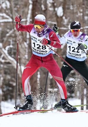 スキーインターハイ　男子１０キロフリー　８位に入った岡田幸輝（十日町）＝北海道名寄市