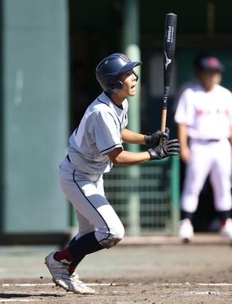 関根学園－開志学園　五回関根学園２死二、三塁、植木琉友が右前にタイムリーを放ち２－０＝三条市パールスタ