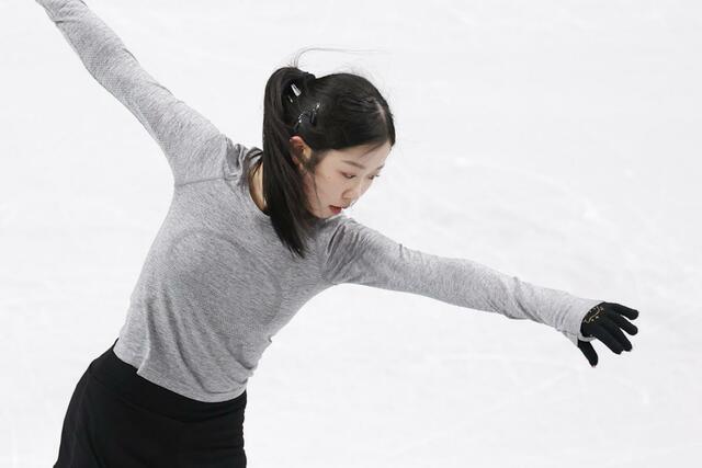 公式練習で調整する中井亜美＝プラハ（共同）