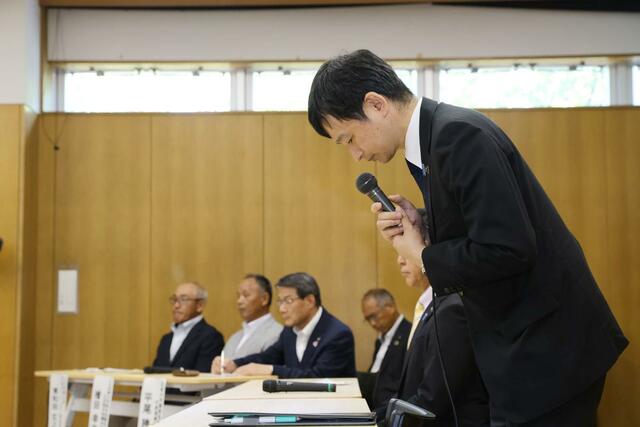 三田市の農業者との面談に参加し、頭を下げる上越市の中川幹太市長＝２９日、兵庫県三田市の三田市福祉保健センター