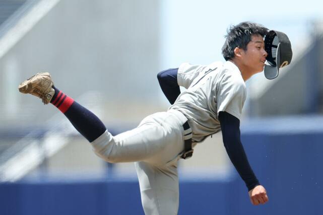 中越-関根学園 帽子を飛ばして力投する、中越の2番手石山愛輝=7月24日、新潟市中央区長潟のハードオフ・エコスタジアム