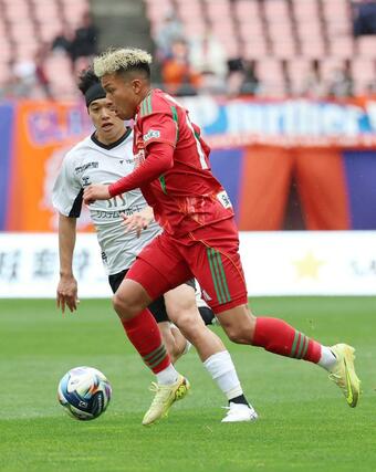 金沢戦で攻め上がるMFシマブクカズヨシ=4日、ビッグスワン