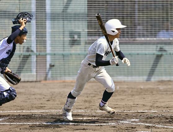 小千谷西－高田北城　１回１死三塁、適時打を放つ小千谷西の柳祐太＝９月６日、柏崎市佐藤池球場