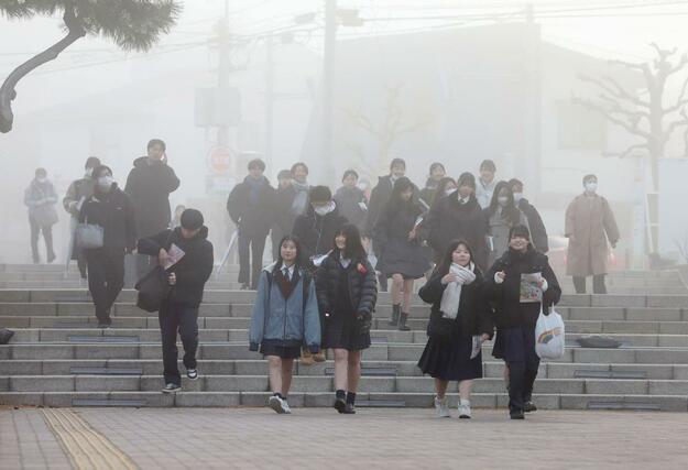 大学入学共通テスト１日目、会場へ向かう受験生＝１７日、新潟市西区の新潟大学