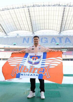 スタジアムで記念撮影に応じるブラジル人MFミゲル・サントス