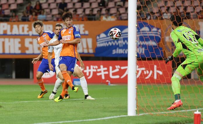 前半、ＦＷ長倉幹樹が先制ゴールを決める＝デンカビッグスワン　